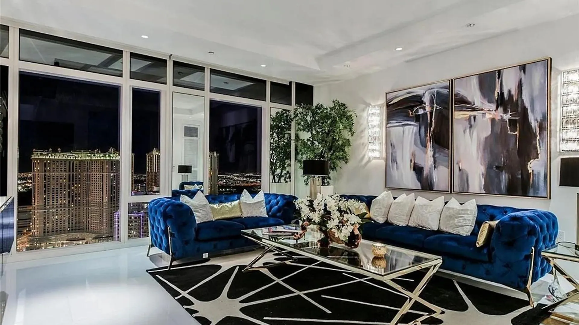 Exquisite High-Rise Condo With Panoramic View Las Vegas