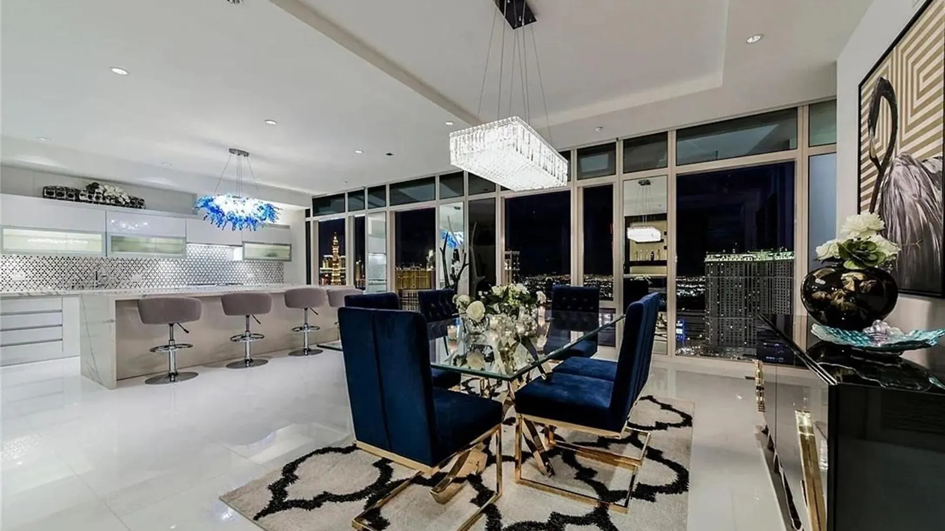 Exquisite High-Rise Condo With Panoramic View Las Vegas