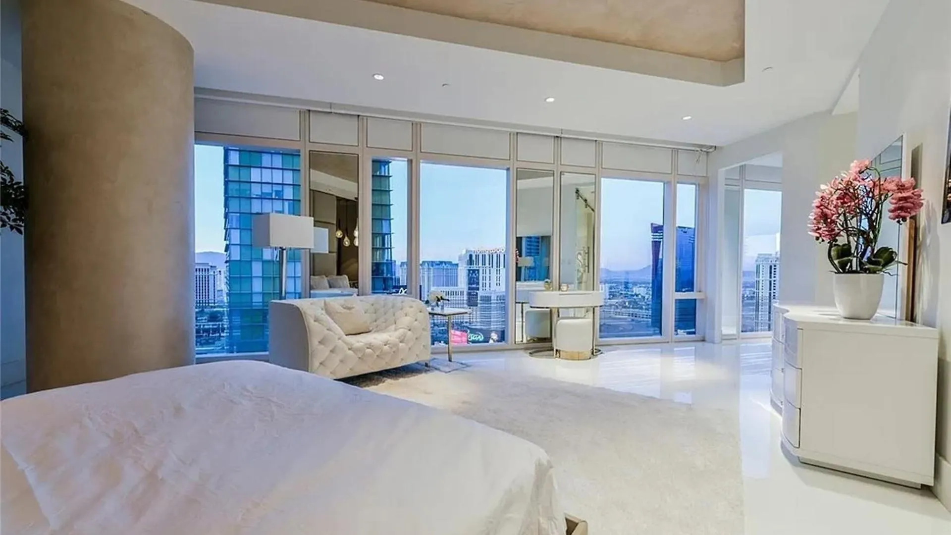 Exquisite High-Rise Condo With Panoramic View Las Vegas